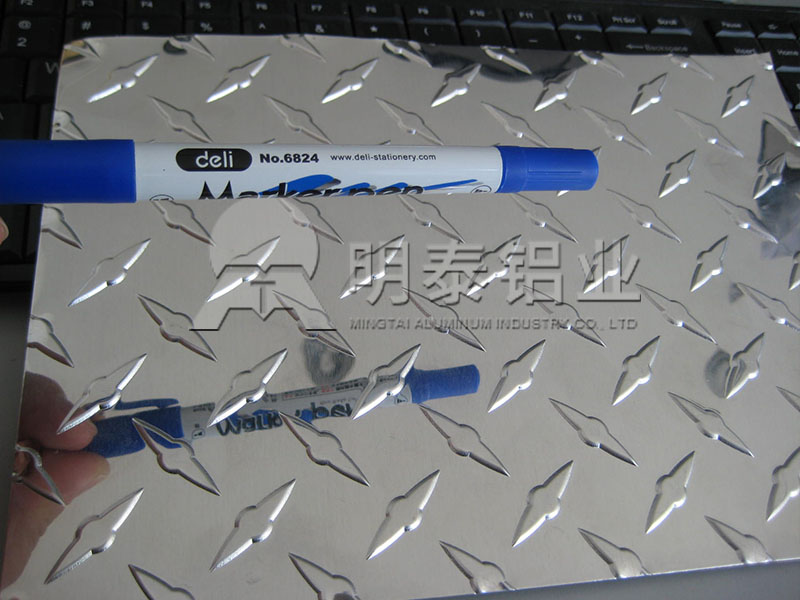 3003-H22花纹铝板_工具箱用指针型花纹铝板多少钱一吨？